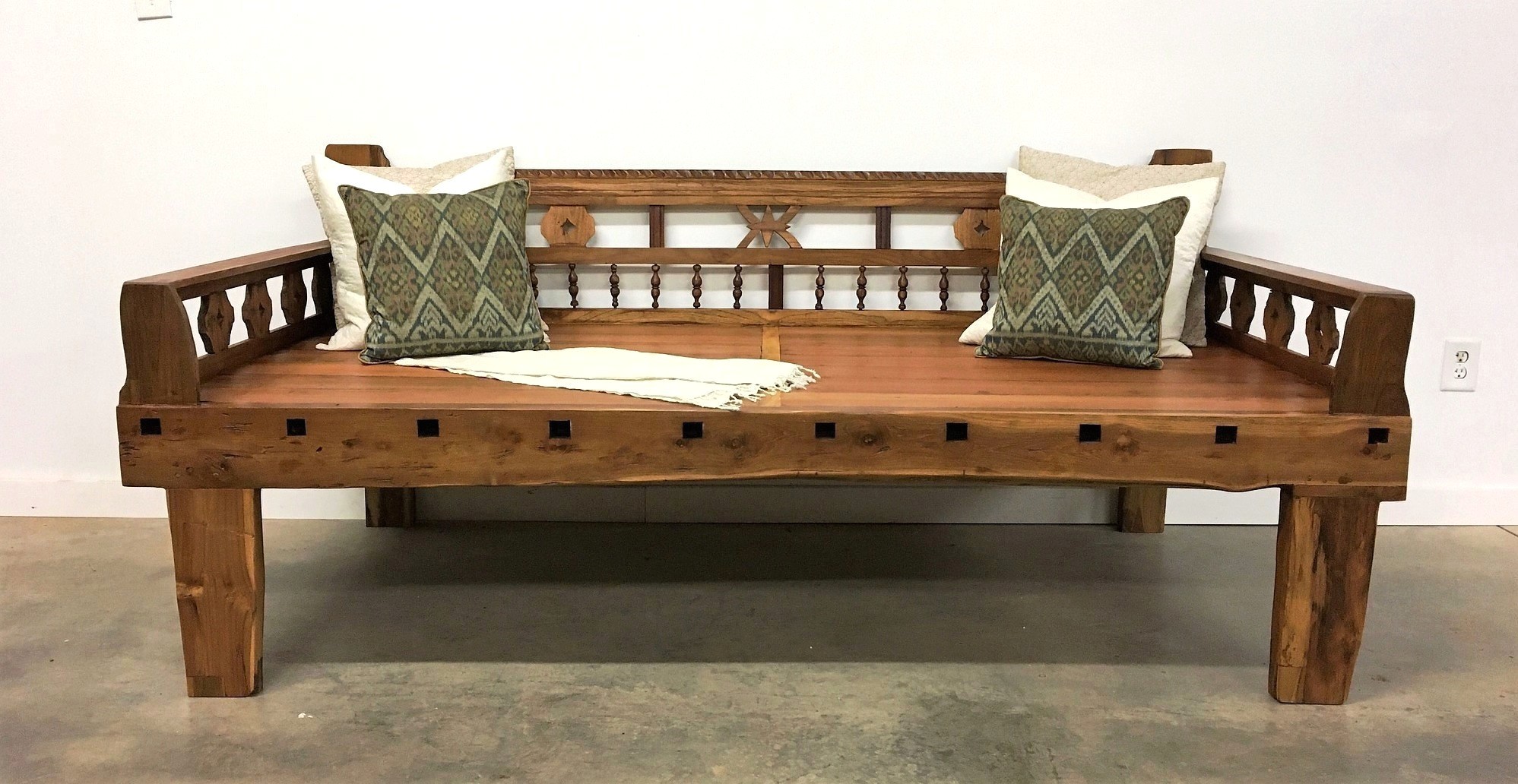 Colonial Style Daybed